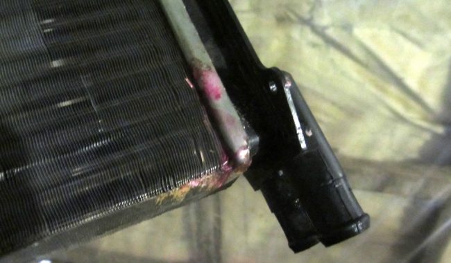 Если радиатор печки начал протекать, его обычно меняют на новый